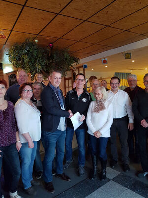 Jan Landmann (5.li) und der Chef des Fördervereins Mathias Hübner (6.li.), umringt von Teilnehmern des Benefizbowlings