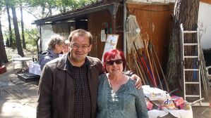 Besuch bei der alten Station für herrenlose Katzen: Jörg Vogelsänger mit Vereinschefin Beate Altmiks