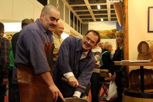 Böttcher Denis Merten aus Neu-Zittau zeigt Jörg Vogelsänger, wie man ein Fass macht!