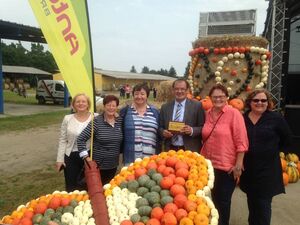 Gruppenbild mit Damen beim Erntedank in Ruhlsdorf: Jörg Vogelsänger u. SPD-Bundestagskandidatin Sylvia Lehmann (2. v.r.)