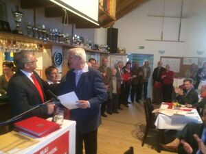 Erkners Parteivorsitzender Lothar Eysser gratulierte zahlreichen Mitgliedern zur Silberhochzeit.
