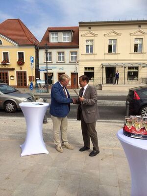 Jörg Vogelsänger übergibt Bürgermeister Bernhard Knuth Fördermittel in Höhe von 100 000 Euro für die Altstadtsanierung