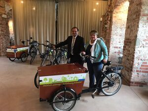 E-Bikes in Storkow: Bürgermeister Cornelia Schulze-Ludwig und Jörg Vogelsänger begutachten die neuen Transportmittel.