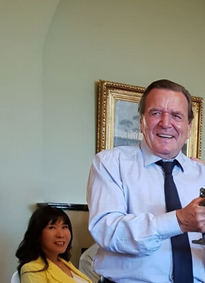 Im Landkreis gesehen: Gerhard Schröder mit Frau Soyeon Kim