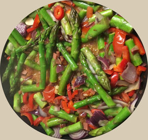 Alternative zum klassischen Gericht: Grüner Spargel in Olivenöl und Paprikawurst