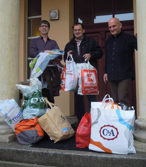 Spenden-Übergabe vor dem Haus der Generationen: (v.l.) Andrè Kemnitz-Voigt und Jörg Vogelsänger und Bodo Matthes