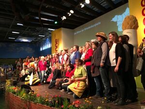 Nach der Messe ist vor der Messe: Gruppenbild in der Brandenburghalle 2016