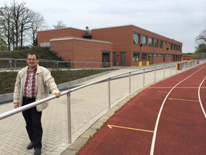Jörg Vogelsänger auf dem Sportplatz von Erkner