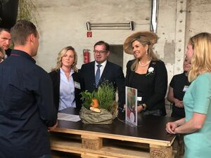 Niederlandes Königin Máxima (2.re.) im Gespräch mit einen Mitarbeiter des Agrarbetriebes, Jörg Vogelsänger (4.v.l.)