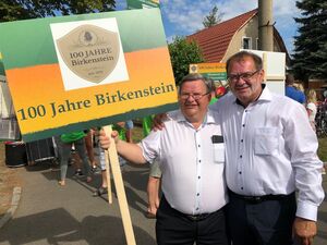 Birkenstein feiert: Stefan Radach, Ortsvorsteher in Dahlwitz-Hoppegarten und Jörg Vogelsänger