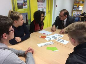 Jörg Vogelsänger im Gespräch mit Schülern