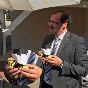Was schenkten der Kita-Schwarm dem Minister? Klar, eine Biene!