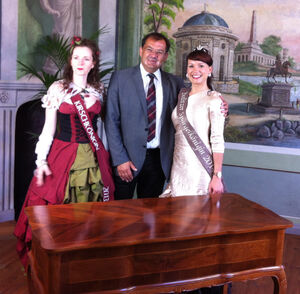 Jörg Vogelsänger umgeben von zwei Königinnen