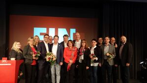 Der SPD Landesvorstand: Frank Steffen rechts neben MP Dietmar Woidke (2. Reihe, Mitte)