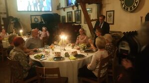 Blumen für die Damen: Jörg Vogelsänger verteilt beim Treff in Falkenberg rote Rosen