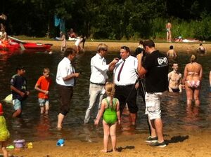 Interview in Wasser verlegt. Der Rundfunk befragt Frank Neumann, stv. Bürgermeister