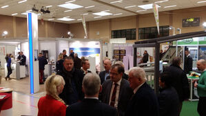 Beim Massivhaus Roth. Sabine Haase stellt Jörg Vogelsänger und Jochen Kirsch moderne Baukonzepte vor