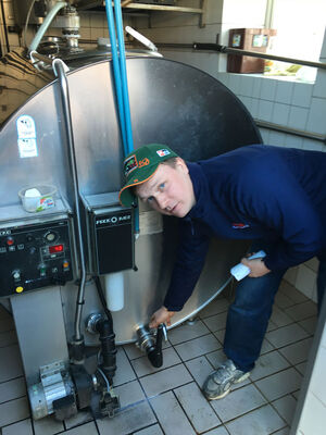 Landwirt Matthias Schulze erklärt, wie seine Milchtankstelle funktioniert