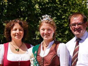 In der Hallertau: Ruth Müller, Hopfenkönigin Theresa Zieglmeier und Gast Jörg Vogelsänger