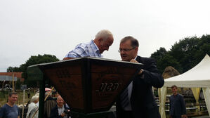 Jörg Vögelsänger riskiert einen Blick in einen Getreideschroter