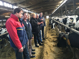 Besuch bei Bauern: Hartmut Noppe, Jochen Mangelsdorf, E. Alter, J. Vogelsänger, Andreas Gliese, Franz Berger (v.r.n.l)
