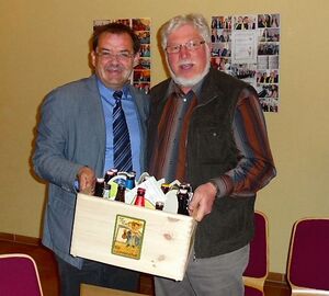 Gratulation Jörg Vogelsänger überreicht Jürgen Damaschke Brandenburger Bier zum 25. 'Dienstjubiläum'