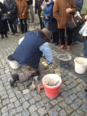 Gunter Demnig verlegt Stolpersteine für die Familie Smilowskivor dem Rathaus