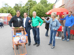 Am SPD-Infostand in Altlandsberg: MdL Jörg Vogelsänger (2.v.l.), André Witkowski (3.v.l.), MdL Jutta Lieske (4.v.l)